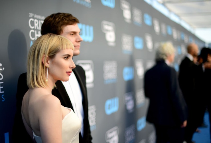 Emma Roberts e Evan Peters.