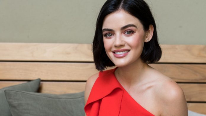 Lucy Hale in abito rosso - fonte Gettyimages