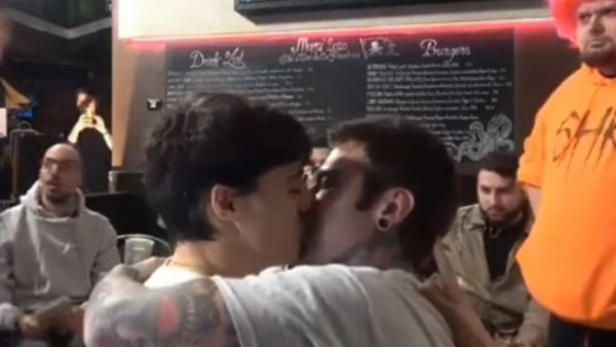 Fedez e Luis Sal si baciano in live