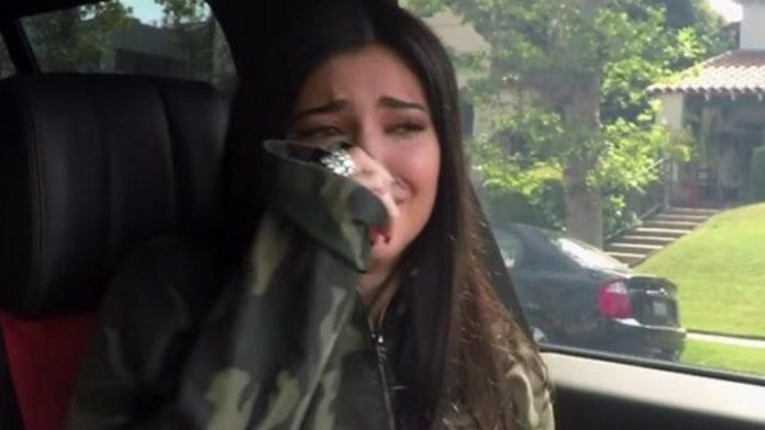 Kylie Jenner piange