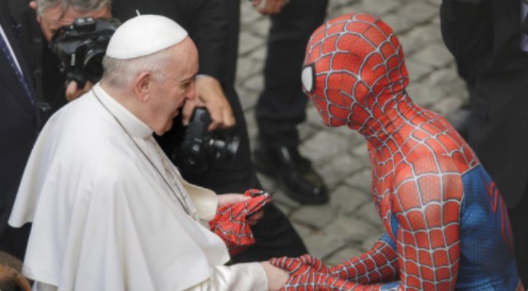 cosa ci fa spiderman all'udienza papale