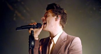 L’outfit di Harry Styles cattura l’attenzione: ma come si è vestito?! (FOTO)