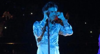 Harry Styles sconvolge i fan ad un concerto indossando un paio d’ali rosa (FOTO)