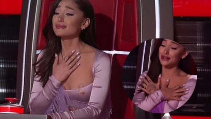 Ariana Grande piange a The Voice